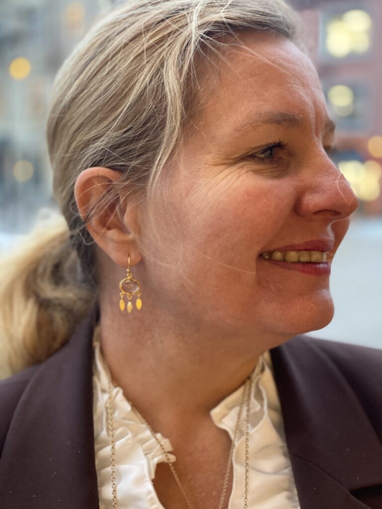 Susanne Friis Bjørner "Drømmefanger" forgylt ørepynt med morganitt krystall og 3 blader