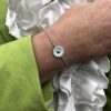 Georg Jensen “Daisy armbånd" i sølv med hvit emaljert blomst