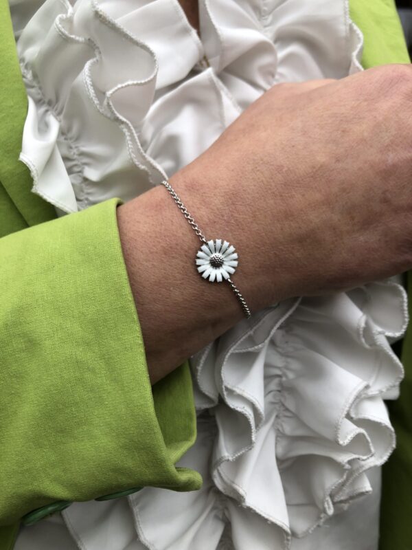 Georg Jensen “Daisy armbånd" i sølv med hvit emaljert blomst