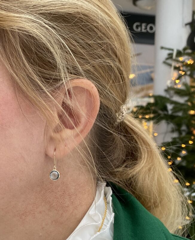 Susanne Friis Bjørner gult gull ørepynt med rund topas