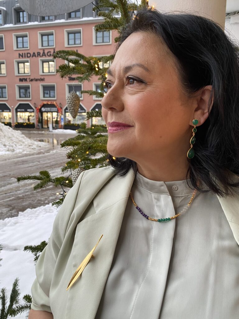 Susanne Friis Bjørner ørepynt i forgylt sølv heng med grønn agat