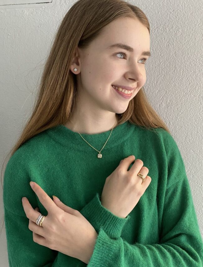 "Fasett" ring i hvitt gull med 0,06 TW.SI , spredte diamanter