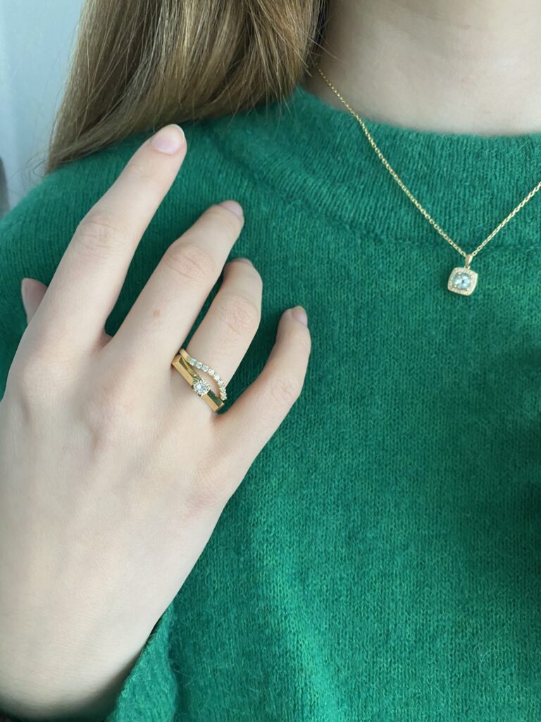 "Fasett" ring i gult gull med 0,20 TW.SI