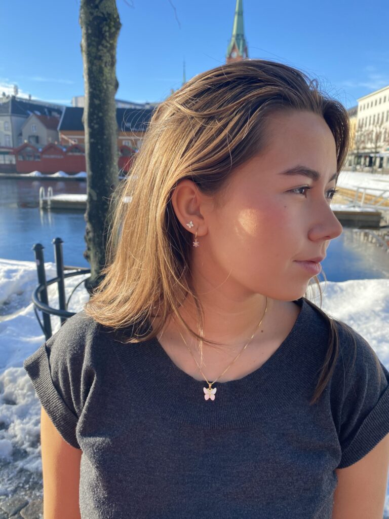Liv anheng "Sommerfugl" i forgylt sølv med hvit emalje