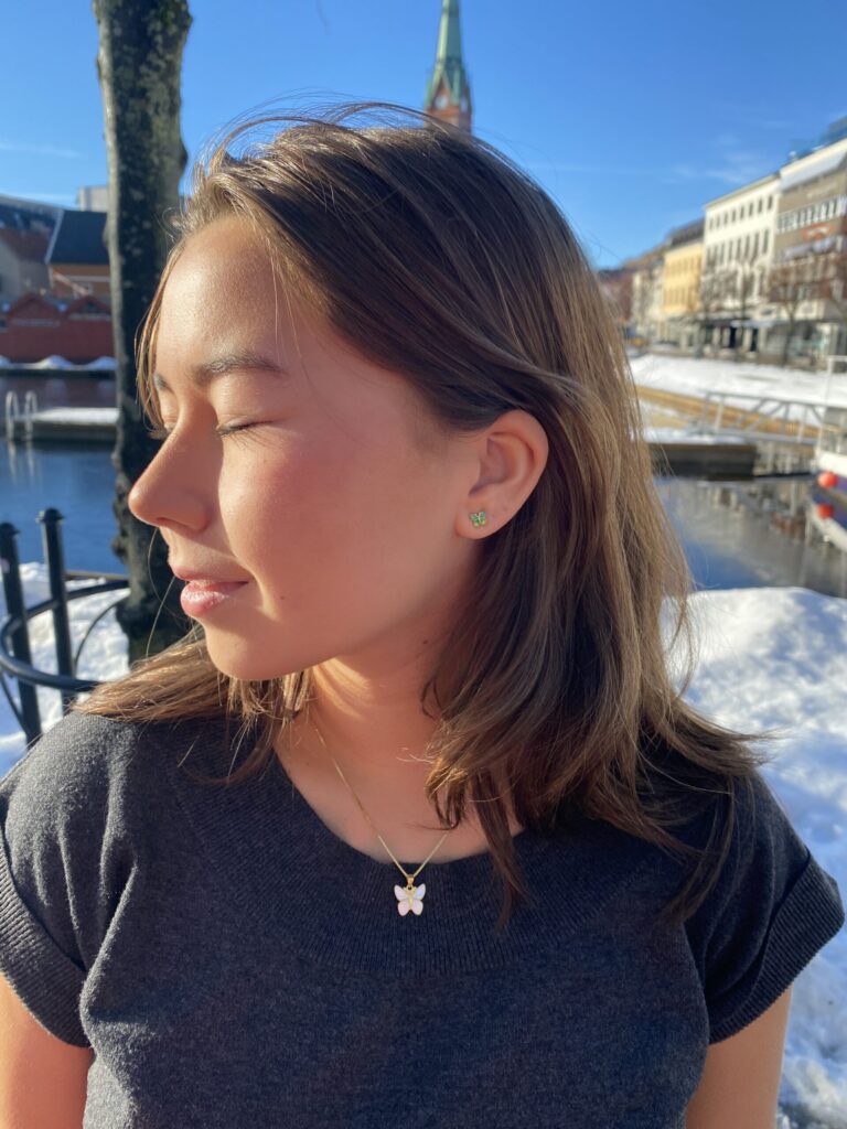 Liv anheng "Sommerfugl" i forgylt sølv med hvit emalje