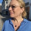 Susanne Friis Bjørner ørepynt i forgylt sølv med London blå krystall, heng