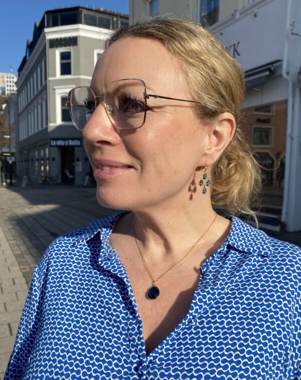Susanne Friis Bjørner ørepynt i forgylt sølv med London blå krystall, heng