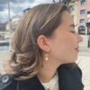 Susanne Friis Bjørner ørepynt sløyfe i forgylt sølv med ferskvannsperle