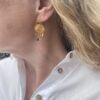 Susanne Friis Bjørner ørepynt i forgylt sølv med mix av stener