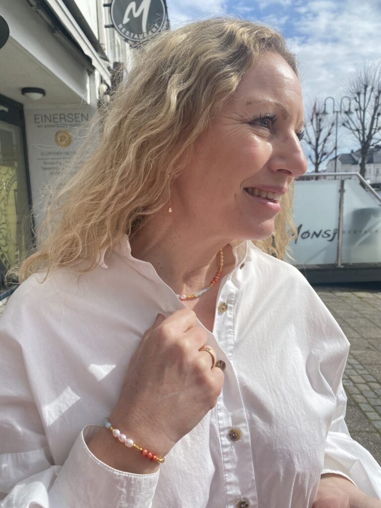 Susanne Friis Bjørner kjede i forgylt sølv med ferskvannsperler, akvamariner og ferskenfargede månestener.