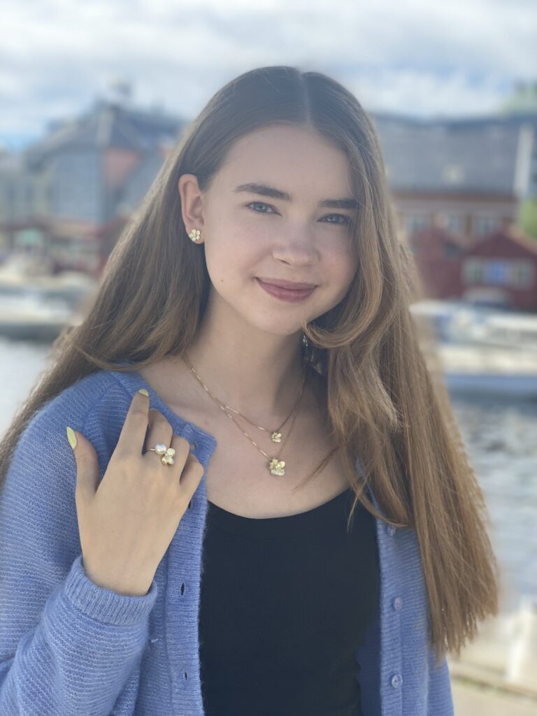 Blomsterring i gult gull med perle og diamant
