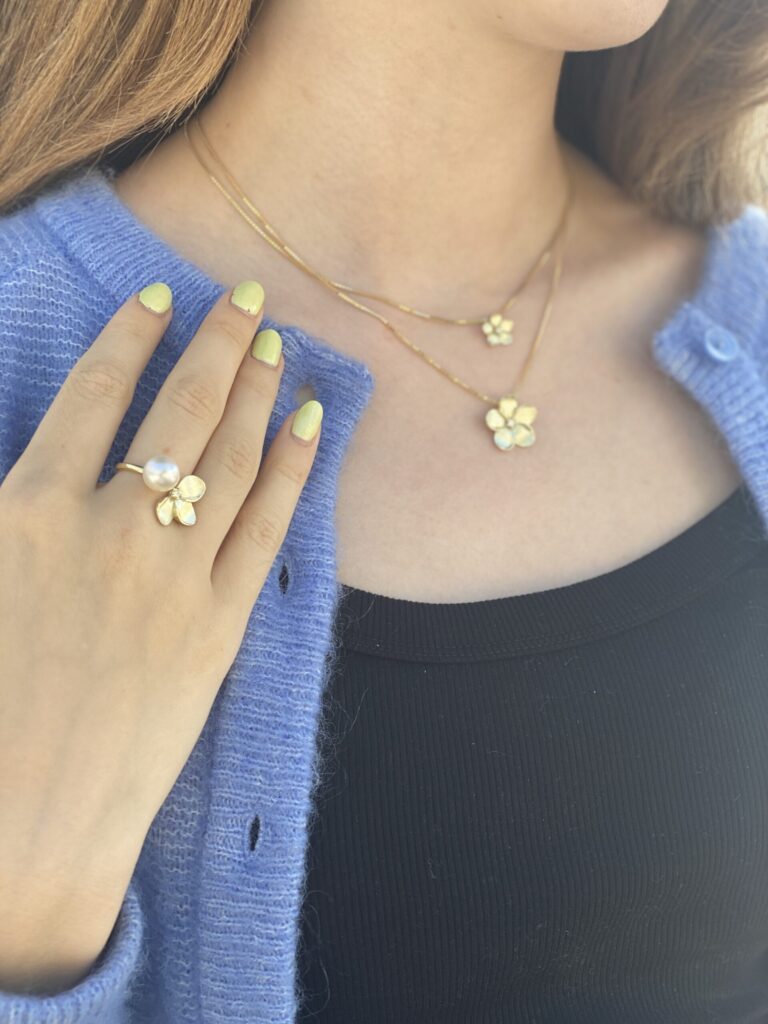 Blomsterring i gult gull med perle og diamant