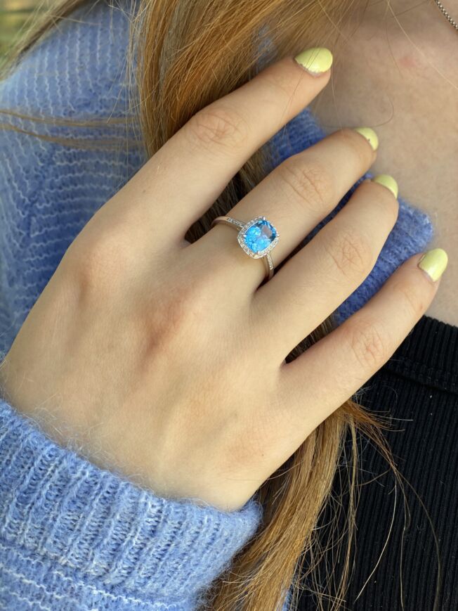 Hvitt gull ring med topas og diamanter