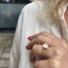 Noën «Dolce» ring i forgylt matt sølv med milkykvarts, liten