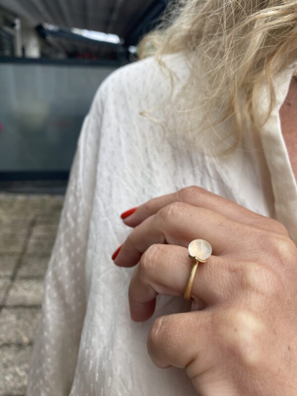 Noën «Dolce» ring i forgylt matt sølv med milkykvarts, liten