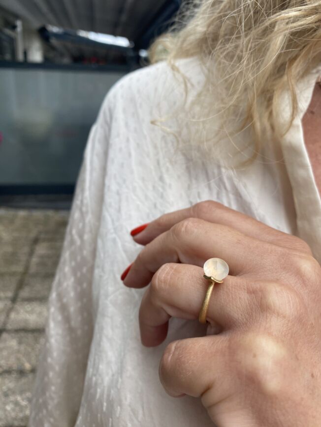 Noën «Dolce small» ring i forgylt matt sølv med milkykvarts