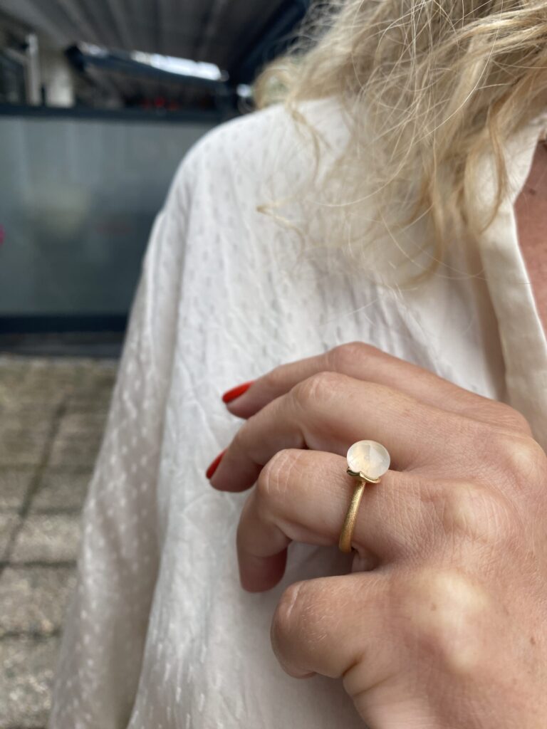 Noën «Dolce small» ring i forgylt matt sølv med milkykvarts