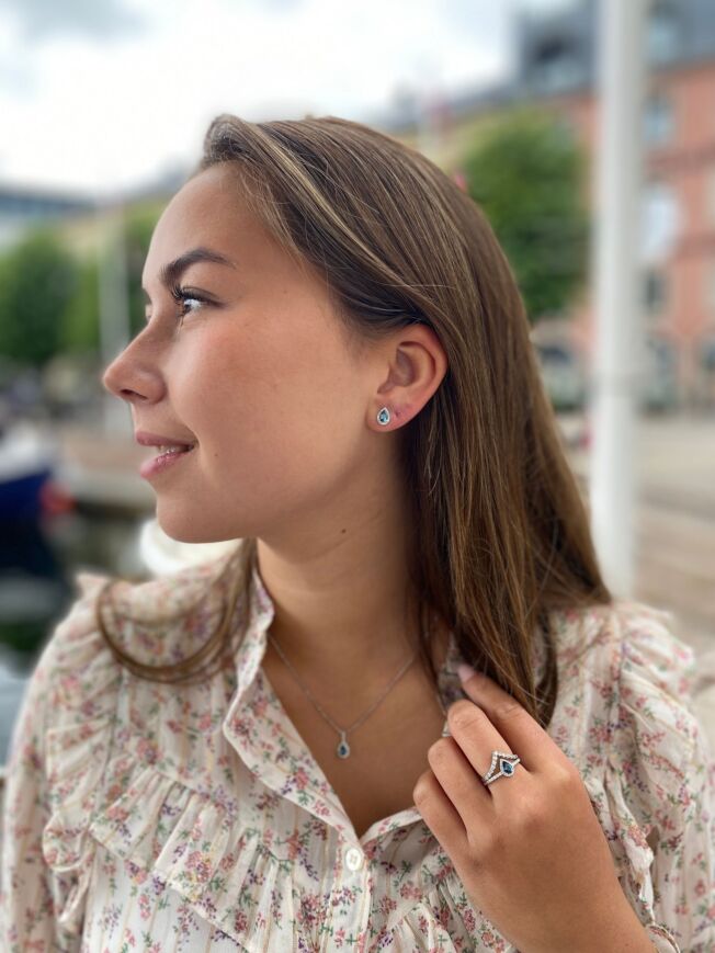 Rosettring i hvitt gull med dråpeformet London blå topas og diamanter