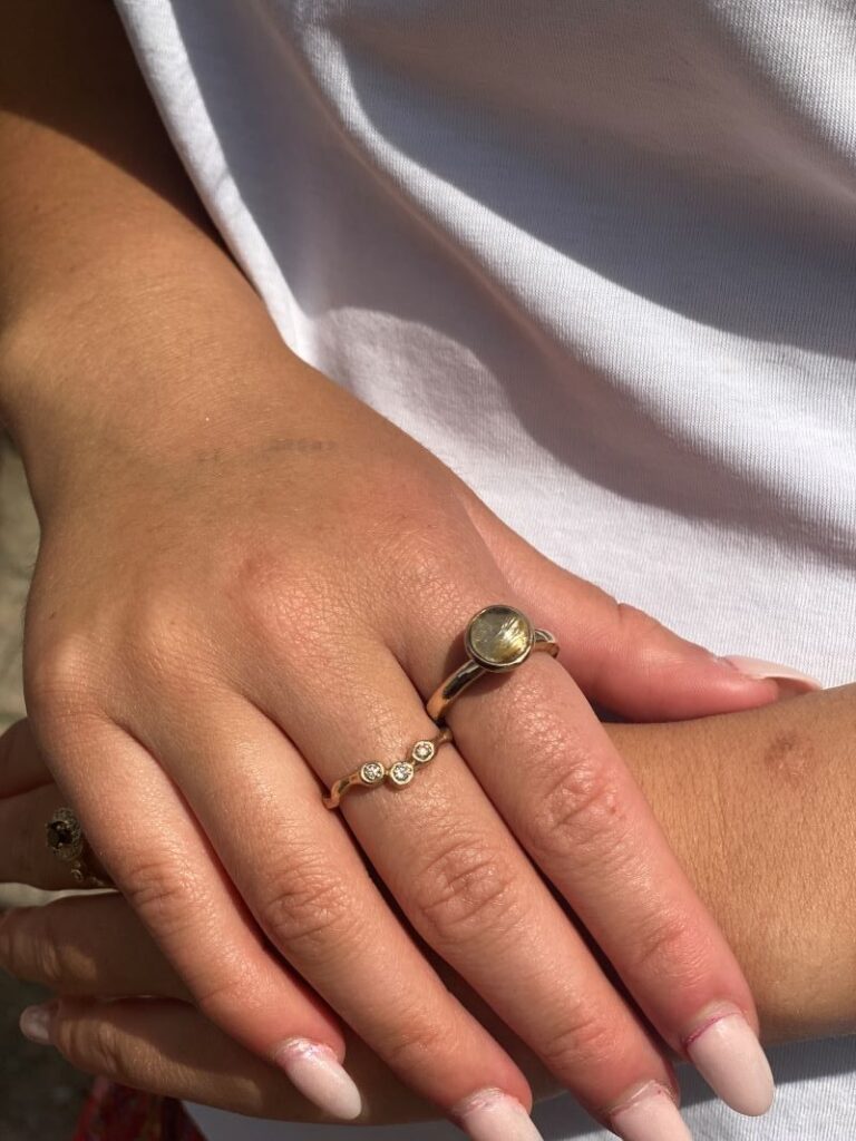 By Birdie "Victoria Gold Pavé" ring i sølv med gult gull detaljer og diamanter