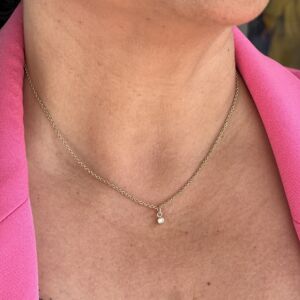 Anheng i gult gull, lite og elegant med diamant fra Susanne Friis Bjørner