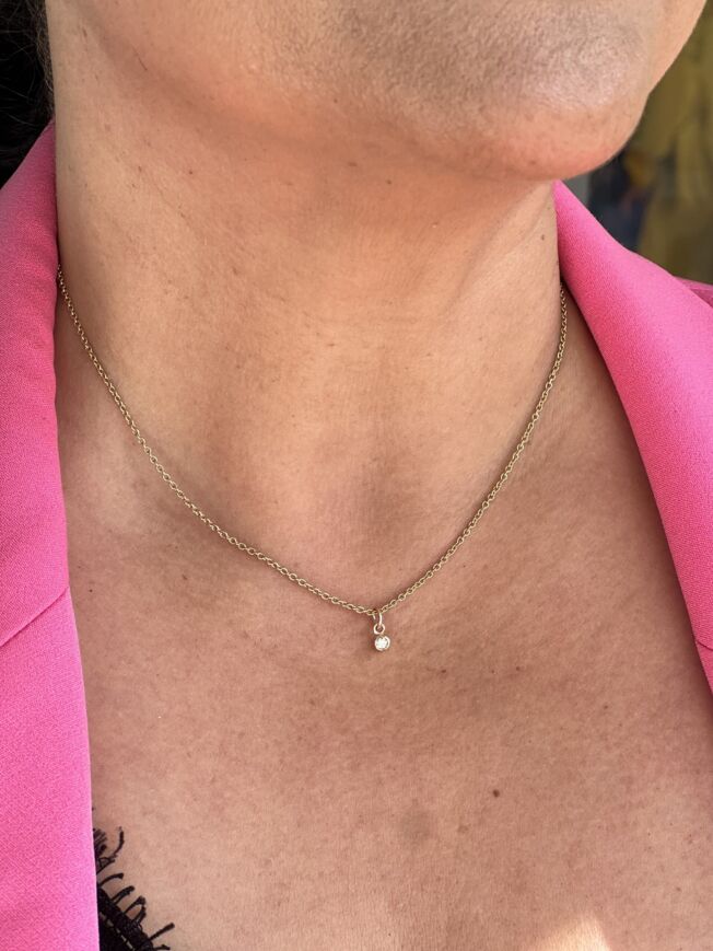 Anheng i gult gull, lite og elegant med diamant fra Susanne Friis Bjørner