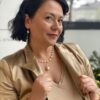 Susanne Friis Bjørner ørepynt i forgylt sølv med grønn agat og Keshiperle