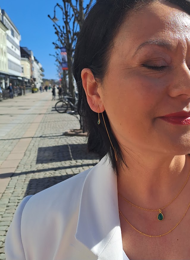 Susanne Friis Bjørner balanseørepynt i forgylt sølv med dråpeformet grønn agat