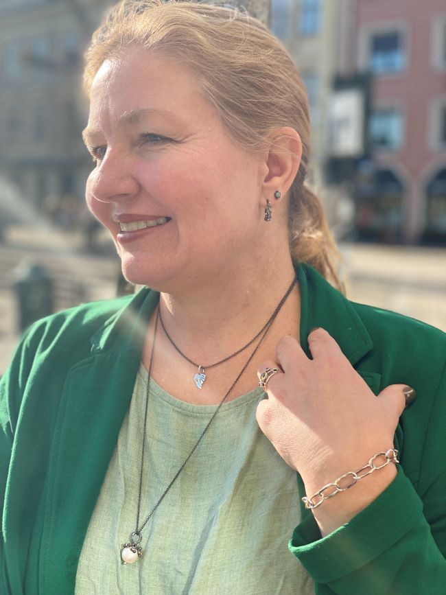 By Birdie "Cathy Aquamarine" ørepynt i sølv med gult gulls detaljer og akvamarin