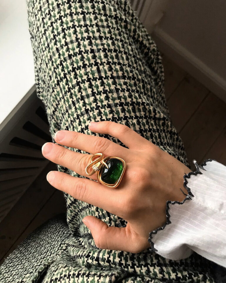OLE LYNGGAARD COPENHAGEN  Snakes ring i gult gull med grønn turmalin og diamanter
