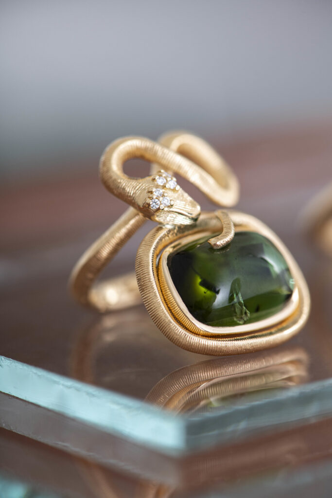 OLE LYNGGAARD COPENHAGEN  Snakes ring i gult gull med grønn turmalin og diamanter
