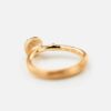 Lotus Tiny ring i gult gull med diamanter fra Ole Lynggaard. Einersen GUll, gullsm