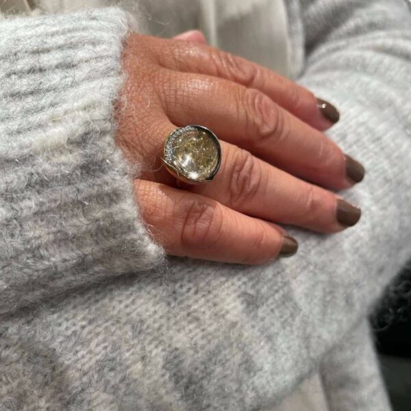 OLE LYNGGAARD COPENHAGEN Lotus ring 3 i sølv og gull med rutilkvarts