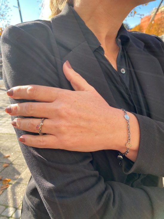 By Birdie "Mani coins" armbånd i sølv med gult gull detaljer