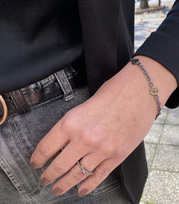 By Birdie "Mani coins" armbånd i sølv med gult gull detaljer