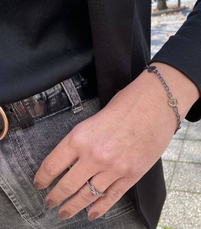 By Birdie "Mani coins" armbånd i sølv med gult gull detaljer