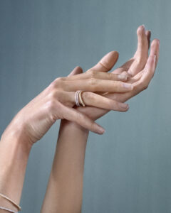 OLE LYNGGAARD COPENHAGEN  Love Bands curved ring i rosé gull