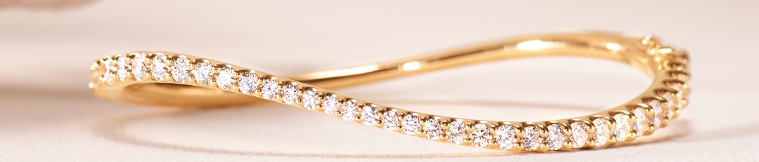 Love bands long OLE LYNGGAARD COPENHAGEN  Love Bands curved large ring i gult gull