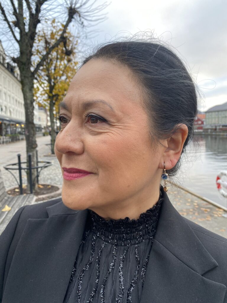 By Birdie "Sophia Rainbow Moon" ørepynt i sølv med diamant og regnbue-månesten