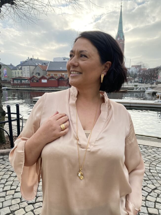 OLE LYNGGAARD COPENHAGEN Leaves ring i gult gull, smal med diamanter