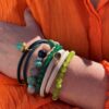Mix av armbånd i grønn og beigetoner fra Heizendorff