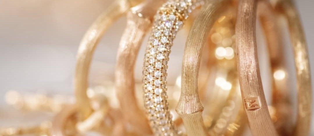 Nature ringer OLE LYNGGAARD COPENHAGEN Nature armring i satinert gult gull med London blue topas