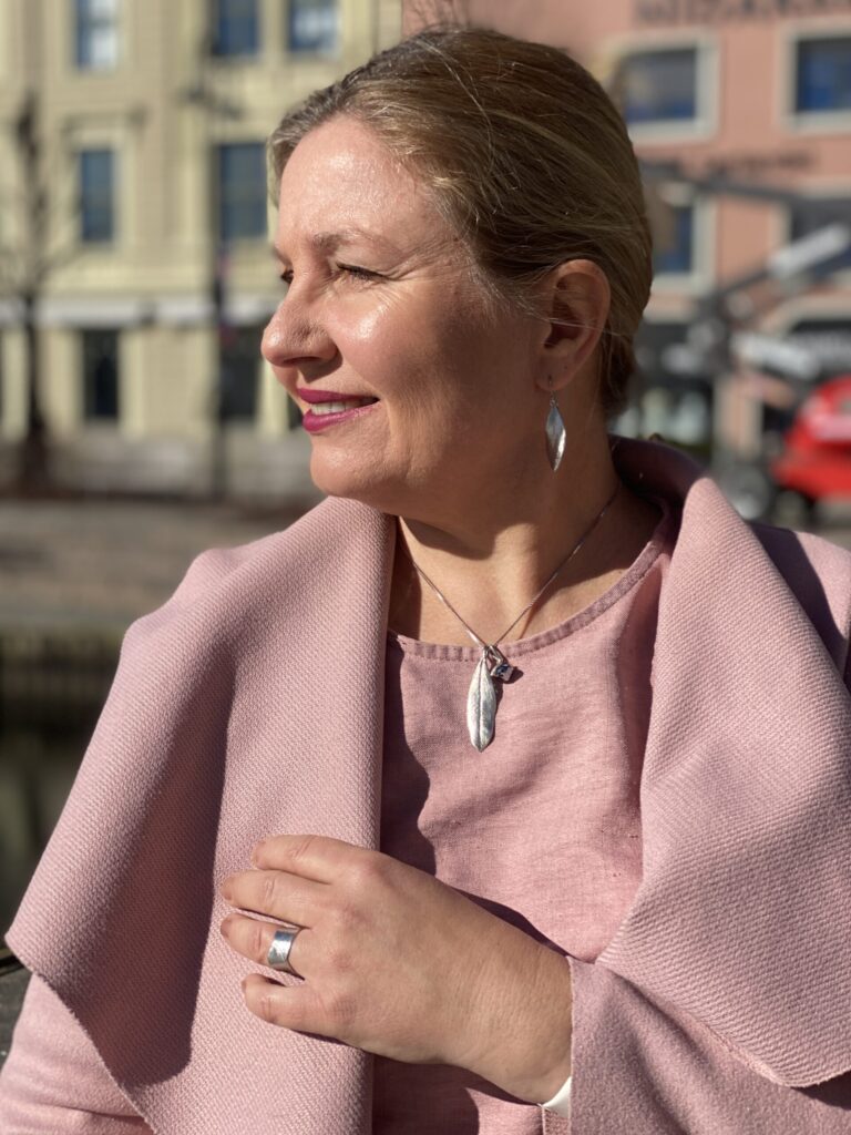 Noën «Olivia» anheng i rhodinert sølv, medium
