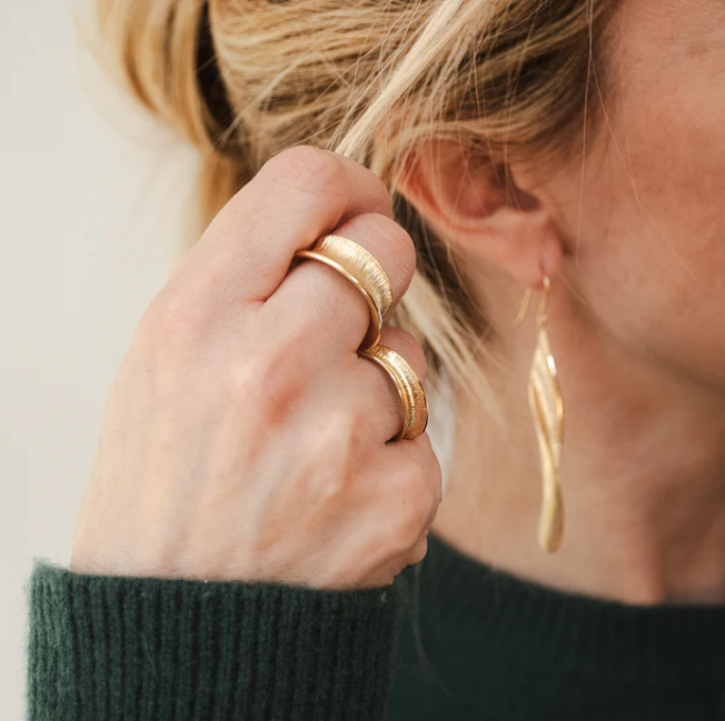 Noën «Olivia endless swirl» ring i forgylt sølv, smal