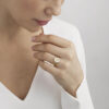 Georg Jensen "Daisy" liten ring i forgylt med hvit emalje