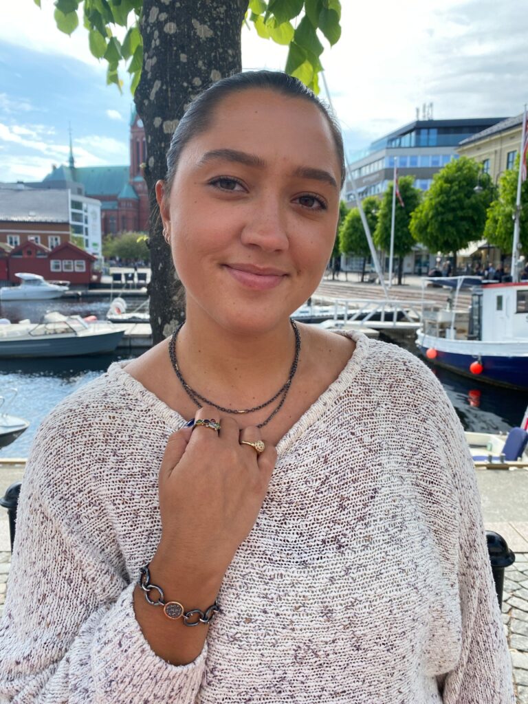 By Birdie "Elisabeth Cabochon" ring i sølv med gult gull detaljer og stener