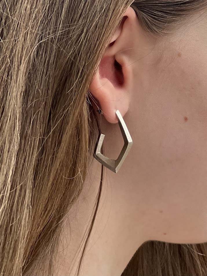 Ulrikke Vogt "Polygon medium hoop" ørepynt i sølv