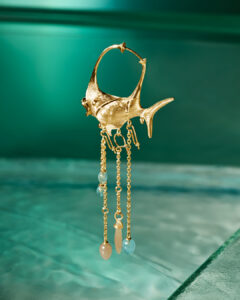 OLE LYNGGAARD COPENHAGEN Young fish earring pendant øreanheng i gult gull med blush månesten