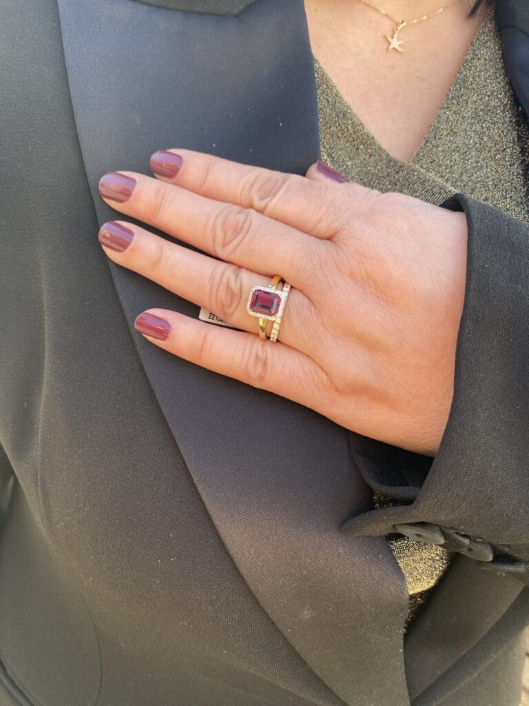 Gult gull ring med rhodolitt og diamanter 0,14 ct