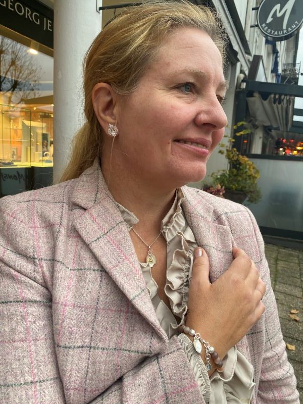 Spor Knopp armbånd med ferskenfargede månesten og epleknopp i hvitt sølv