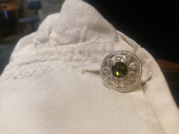 Huldreverket "Seljord" mansjettknapp med peridotgrønn krystall